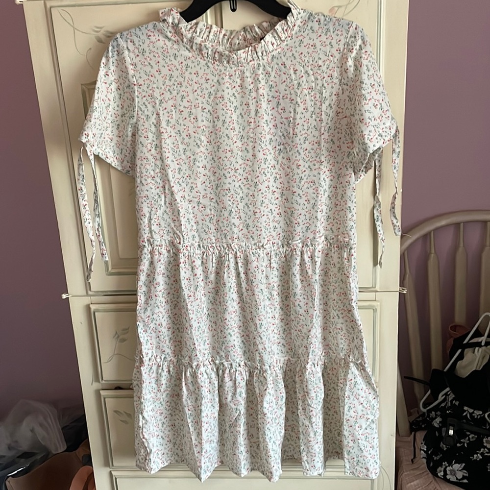 Floral dress with tie sleeves